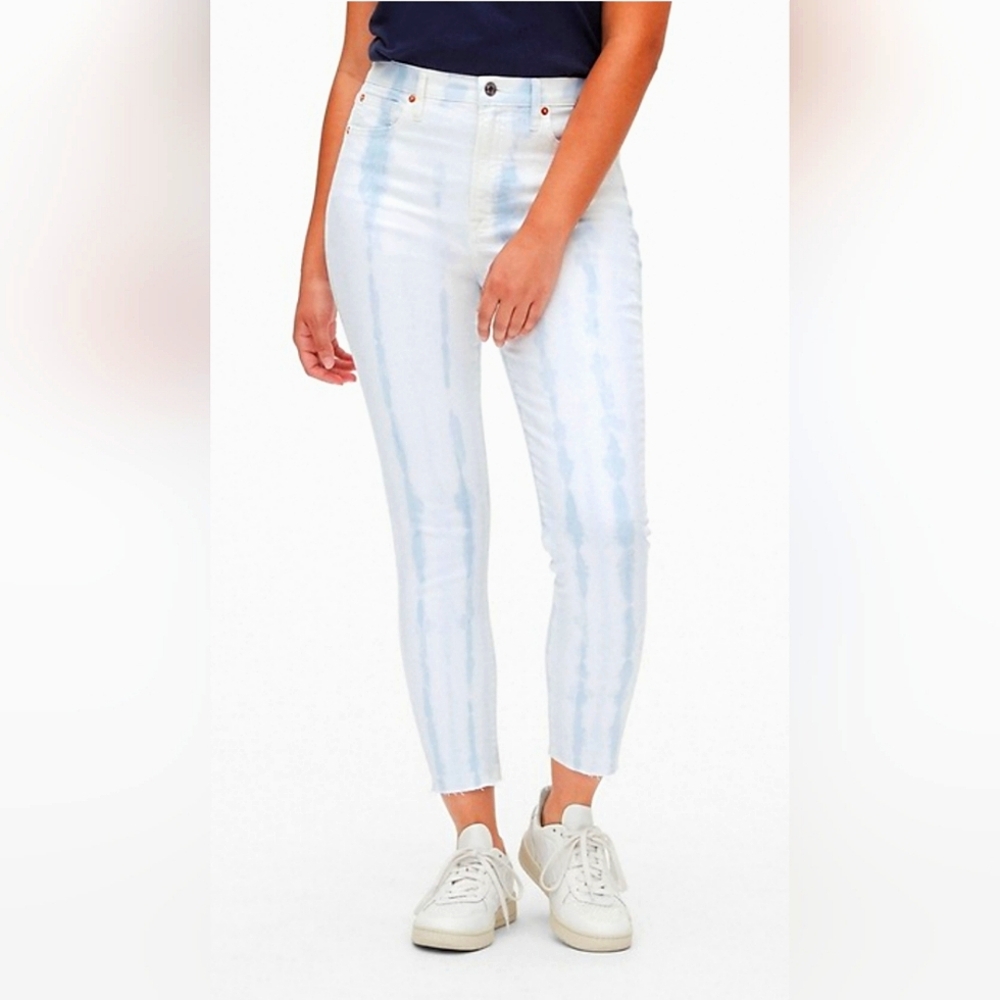 GAP raw hem white skinny jeans with vertical blue tie dye pattern in a size 4/27
